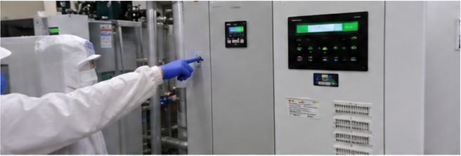 設備のエネルギー使用状況を確認する様子